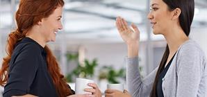 twee-vrouwelijke-collega's-praten